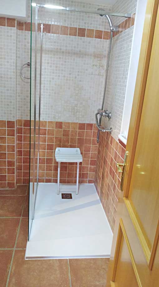 Cambiar la bañera por ducha para personas mayores y con movilidad reducida