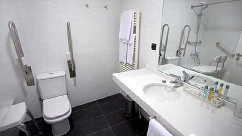 BAÑO PARA PERSONAS CON MOVILIDAD REDUCIDA